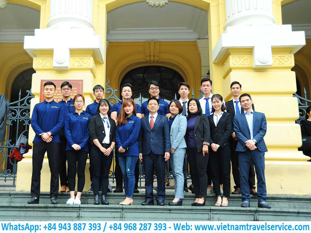 vietnam-travel-service-staff